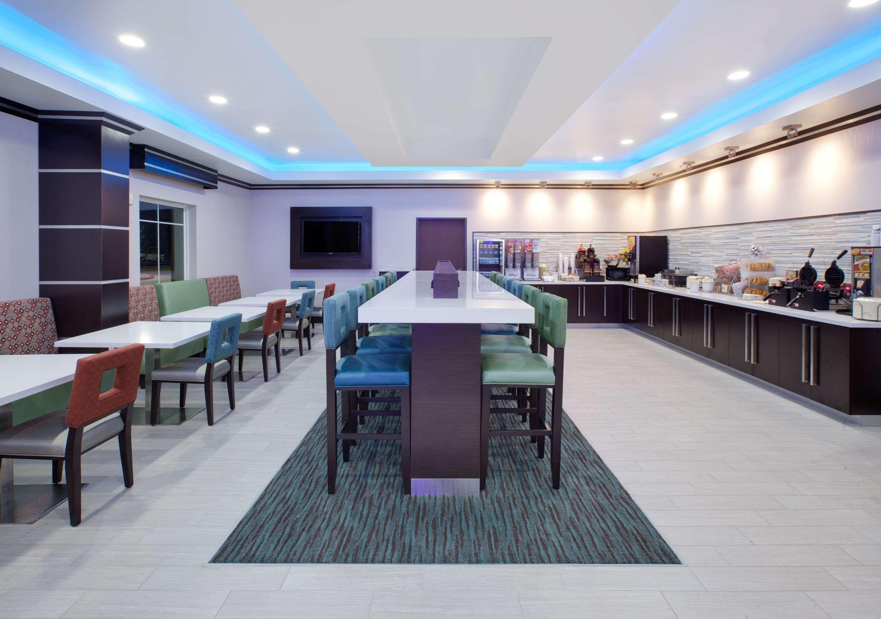 Spark By Hilton Midland South Exterior foto