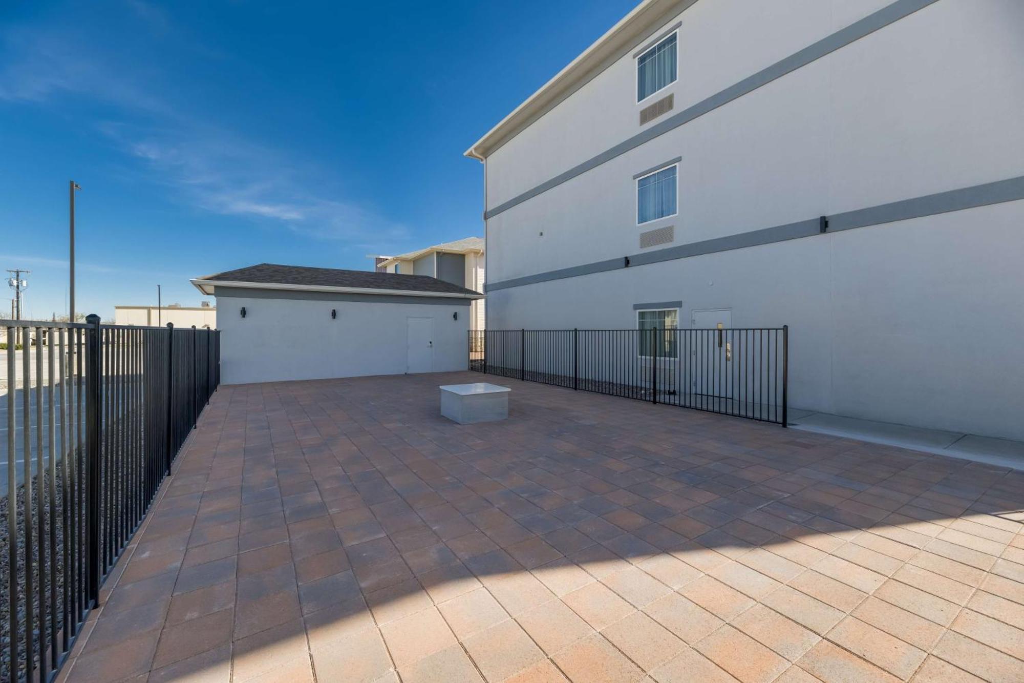 Spark By Hilton Midland South Exterior foto